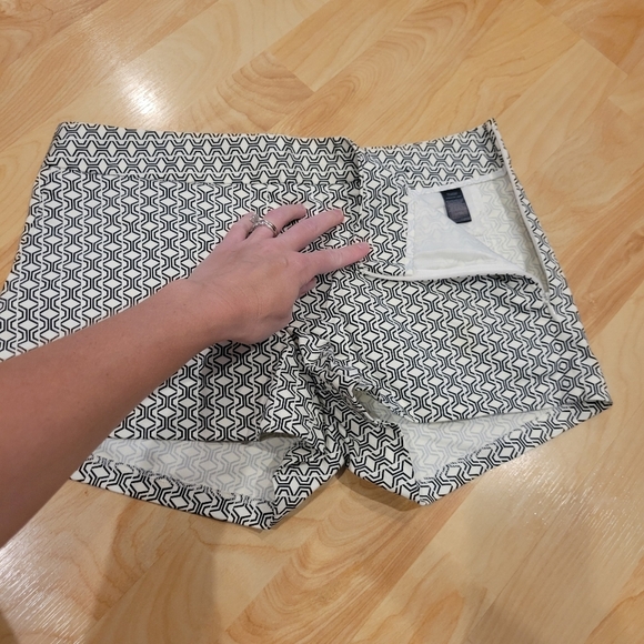 Express Geometric Black And White Shorts Size 2 - Picture 5 of 10